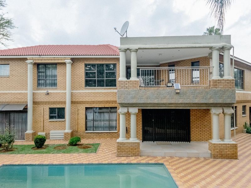 Majestic family home FOR SALE in Bendor! - Photo 9