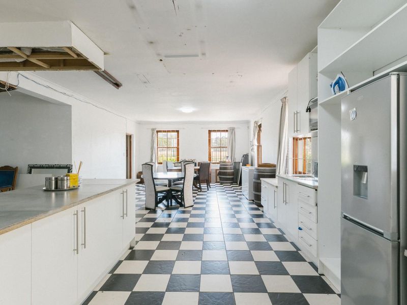 SPACIOUS 8 - BEDROOM GUEST HOUSE WITH EXCELLENT INVESTMENT POTENTIAL - Photo 8