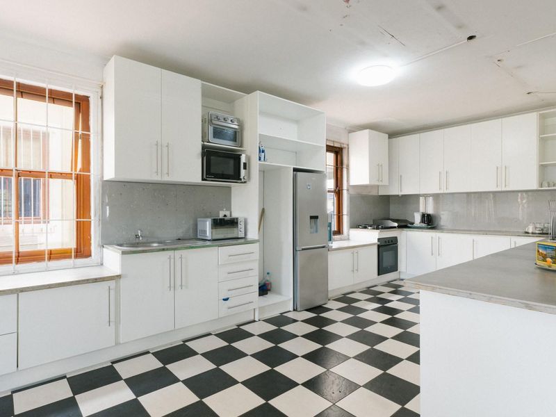SPACIOUS 8 - BEDROOM GUEST HOUSE WITH EXCELLENT INVESTMENT POTENTIAL - Photo 6