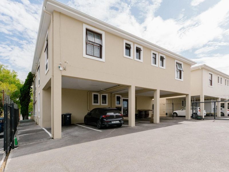 SPACIOUS 8 - BEDROOM GUEST HOUSE WITH EXCELLENT INVESTMENT POTENTIAL - Photo 4