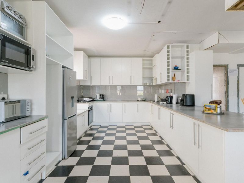 SPACIOUS 8 - BEDROOM GUEST HOUSE WITH EXCELLENT INVESTMENT POTENTIAL - Photo 5