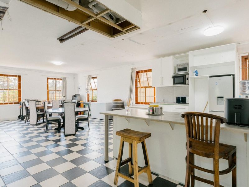 SPACIOUS 8 - BEDROOM GUEST HOUSE WITH EXCELLENT INVESTMENT POTENTIAL - Photo 10