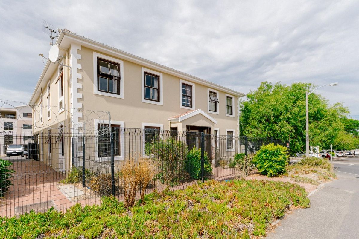SPACIOUS 8 - BEDROOM GUEST HOUSE WITH EXCELLENT INVESTMENT POTENTIAL - Photo 2