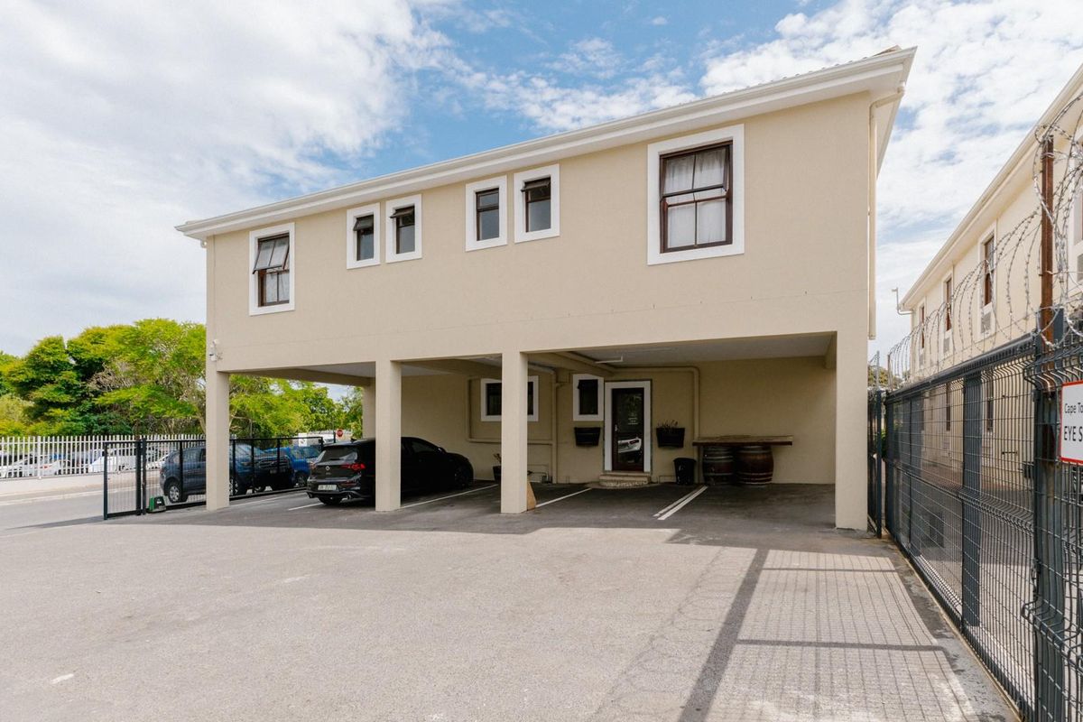 SPACIOUS 8 - BEDROOM GUEST HOUSE WITH EXCELLENT INVESTMENT POTENTIAL - Photo 3