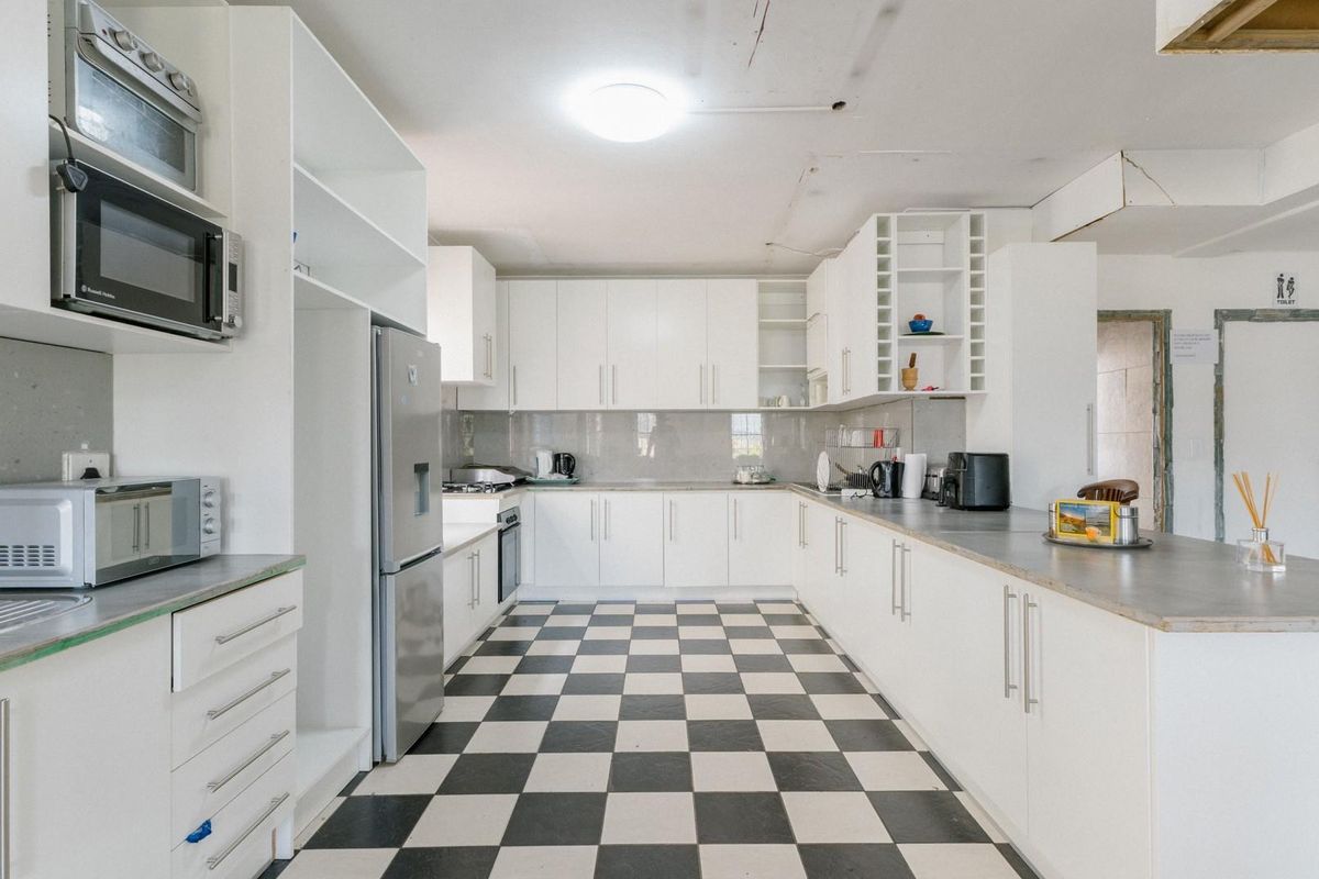 SPACIOUS 8 - BEDROOM GUEST HOUSE WITH EXCELLENT INVESTMENT POTENTIAL - Photo 5