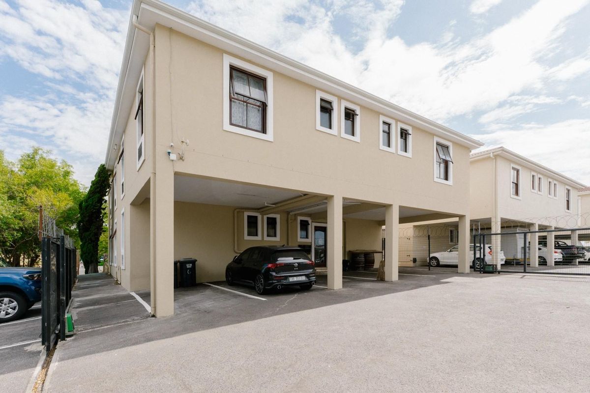 SPACIOUS 8 - BEDROOM GUEST HOUSE WITH EXCELLENT INVESTMENT POTENTIAL - Photo 4