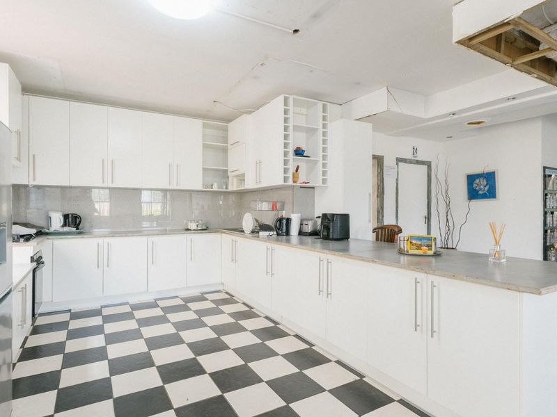 SPACIOUS 8 - BEDROOM GUEST HOUSE WITH EXCELLENT INVESTMENT POTENTIAL - Photo 7
