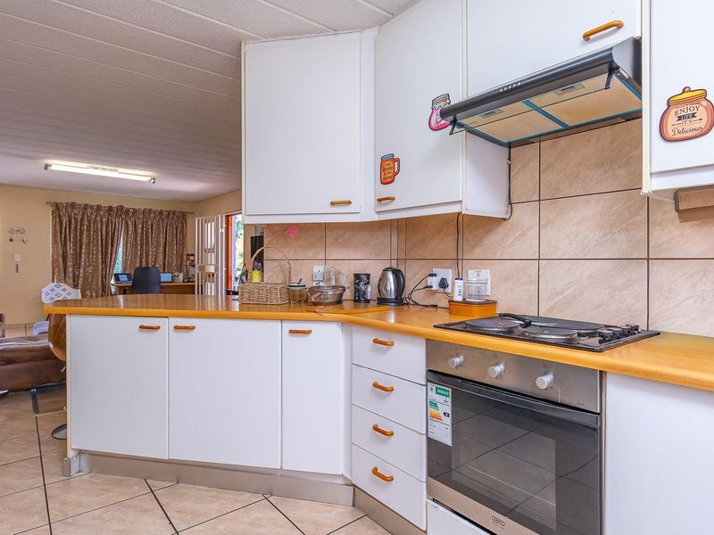 Elegant 2-bedroom apartment with 1 full bathroom, ideally located in the prestigious Sandton, Sandow - Photo 10