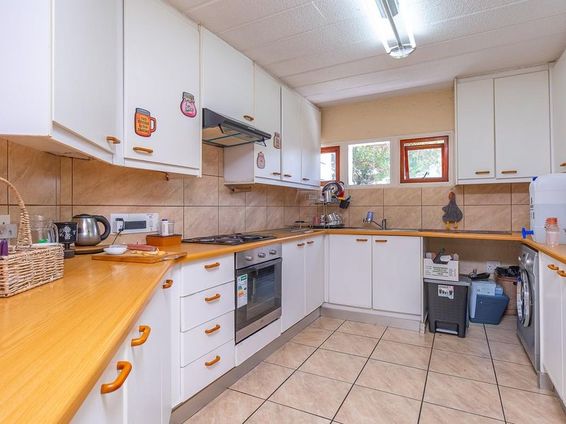 Elegant 2-bedroom apartment with 1 full bathroom, ideally located in the prestigious Sandton, Sandow - Photo 9