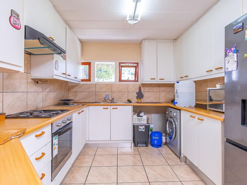 Elegant 2-bedroom apartment with 1 full bathroom, ideally located in the prestigious Sandton, Sandow - Photo 8