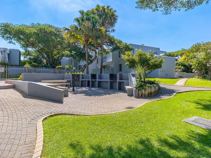 Elegant 2-bedroom apartment with 1 full bathroom, ideally located in the prestigious Sandton, Sandow - Photo 2