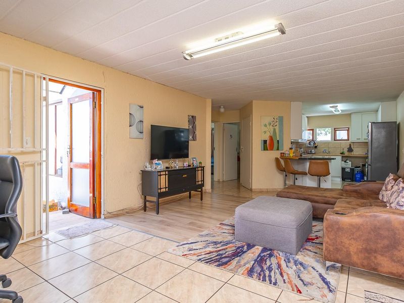 Elegant 2-bedroom apartment with 1 full bathroom, ideally located in the prestigious Sandton, Sandow - Photo 7