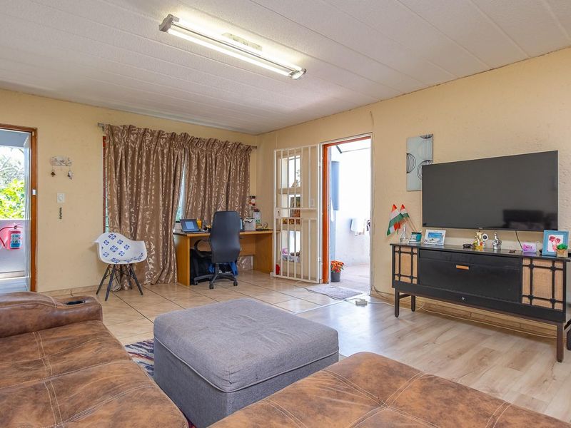 Elegant 2-bedroom apartment with 1 full bathroom, ideally located in the prestigious Sandton, Sandow - Photo 6