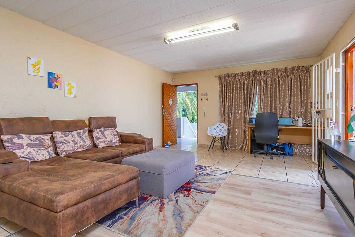 Elegant 2-bedroom apartment with 1 full bathroom, ideally located in the prestigious Sandton, Sandow - Photo 4