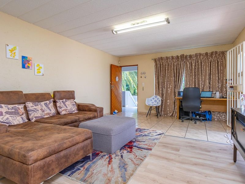 Elegant 2-bedroom apartment with 1 full bathroom, ideally located in the prestigious Sandton, Sandow - Photo 4