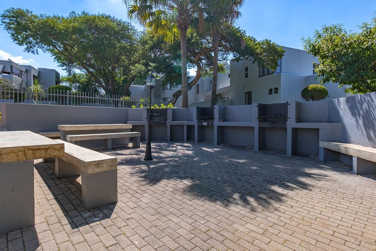 Elegant 2-bedroom apartment with 1 full bathroom, ideally located in the prestigious Sandton, Sandow - Photo 3