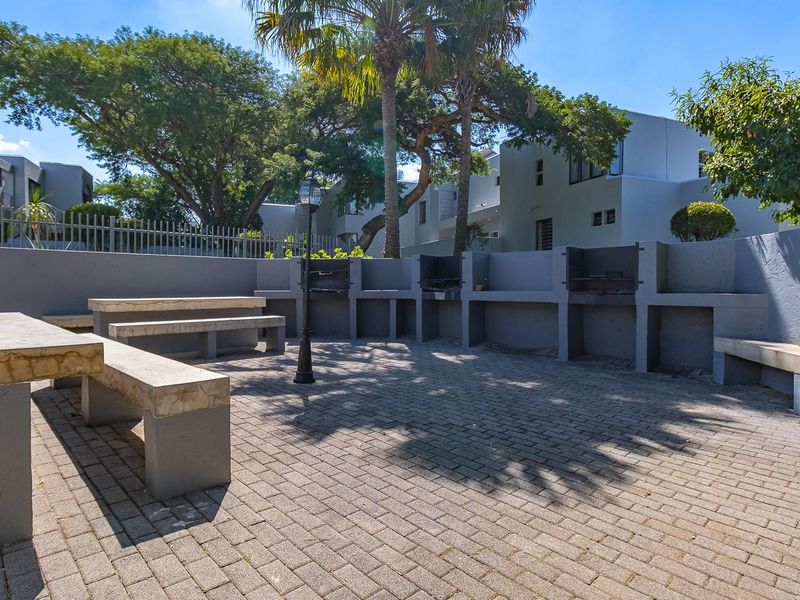 Elegant 2-bedroom apartment with 1 full bathroom, ideally located in the prestigious Sandton, Sandow - Photo 3