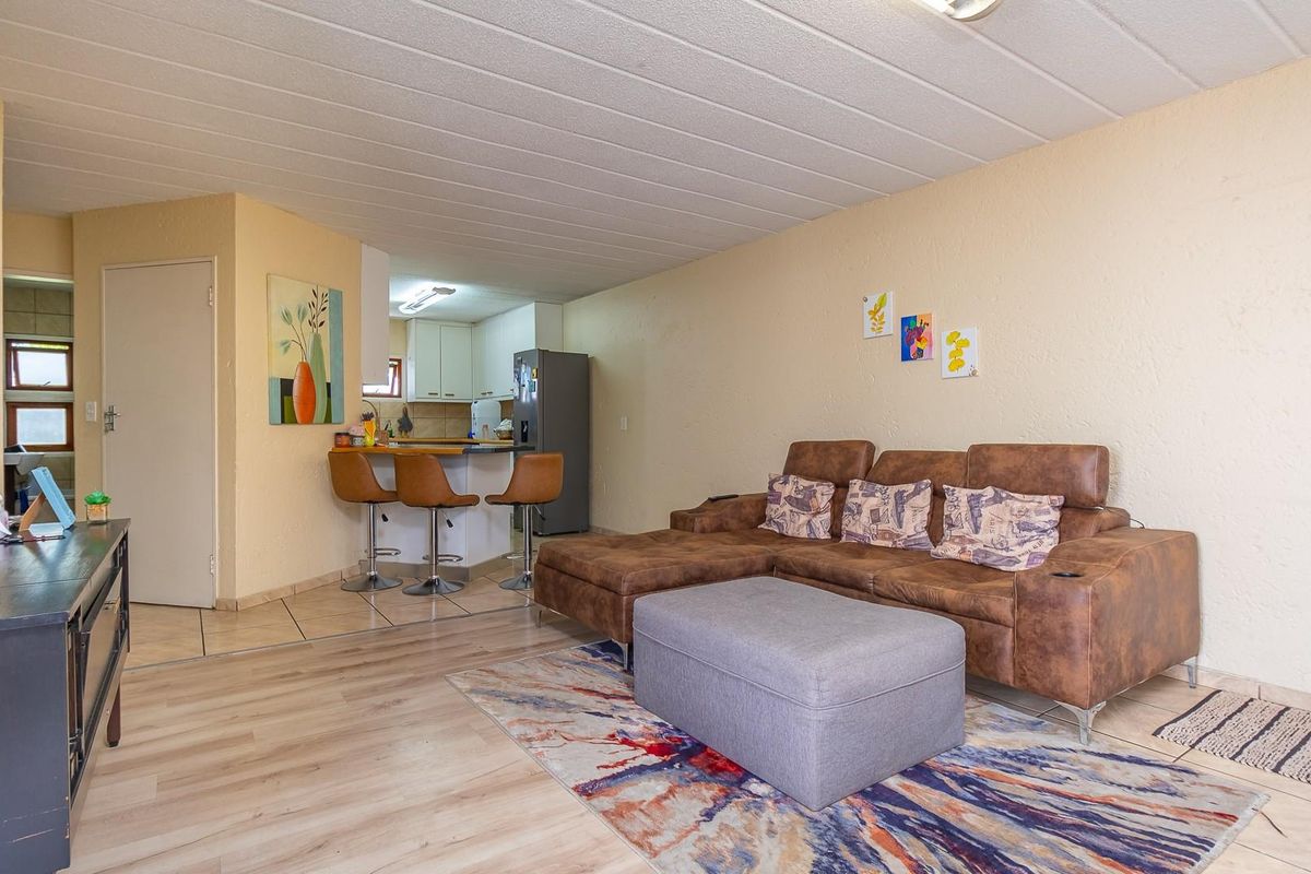 Elegant 2-bedroom apartment with 1 full bathroom, ideally located in the prestigious Sandton, Sandow - Photo 5