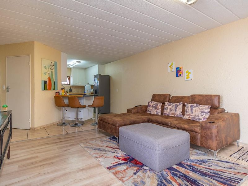 Elegant 2-bedroom apartment with 1 full bathroom, ideally located in the prestigious Sandton, Sandow - Photo 5