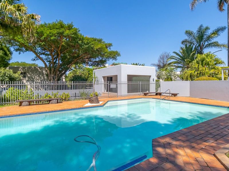 Elegant 2-bedroom apartment with 1 full bathroom, ideally located in the prestigious Sandton, Sandow - Photo 1