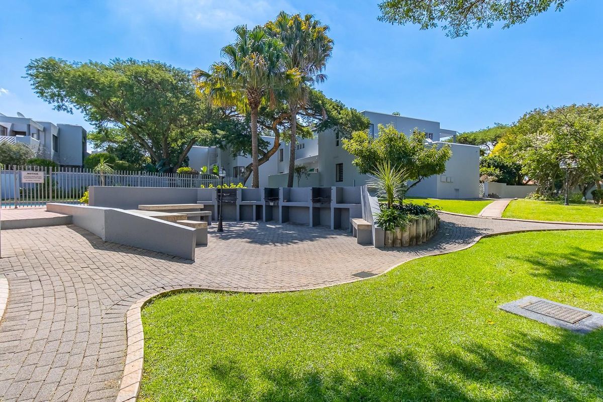 Elegant 2-bedroom apartment with 1 full bathroom, ideally located in the prestigious Sandton, Sandow - Photo 2