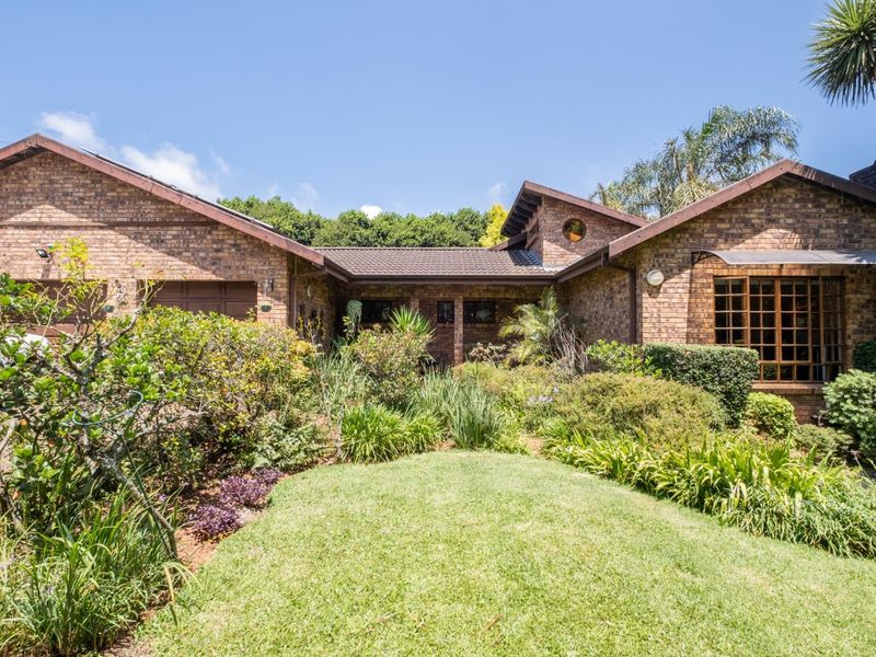 A Peaceful Family Retreat in One of Hilton’s Most Beloved Neighbourhoods - Photo 2