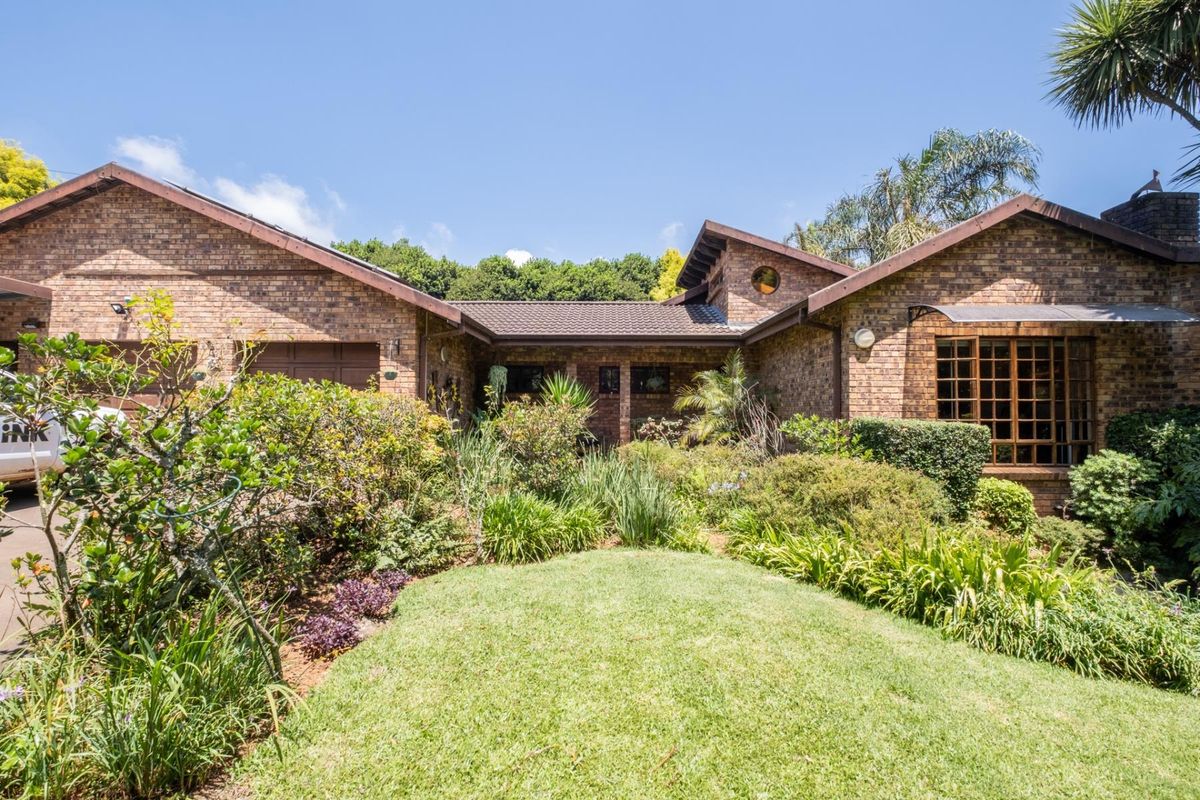A Peaceful Family Retreat in One of Hilton’s Most Beloved Neighbourhoods - Photo 2