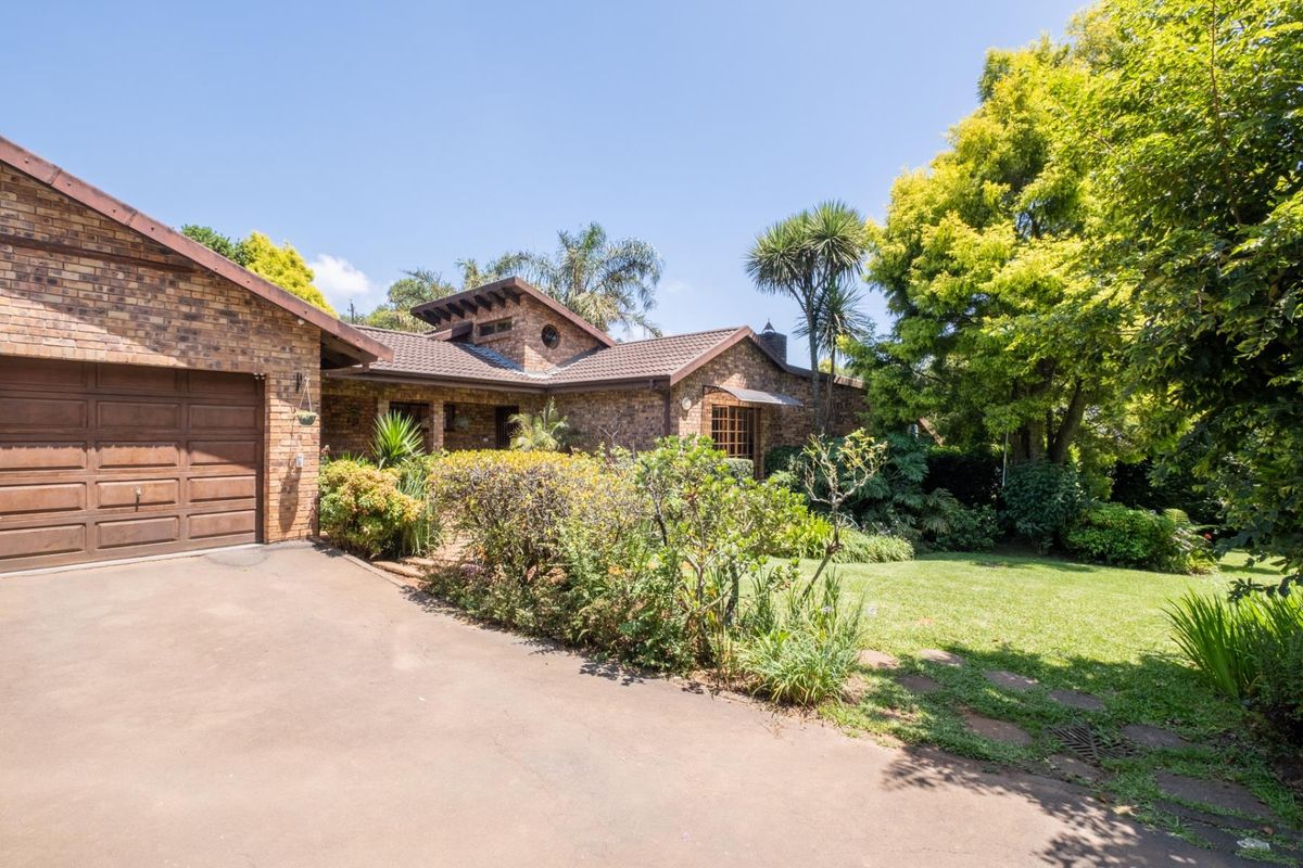 A Peaceful Family Retreat in One of Hilton’s Most Beloved Neighbourhoods - Photo 4