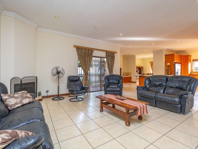 4 Bedroom House in Secure Estate - Photo 9