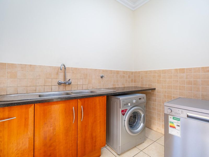 4 Bedroom House in Secure Estate - Photo 8