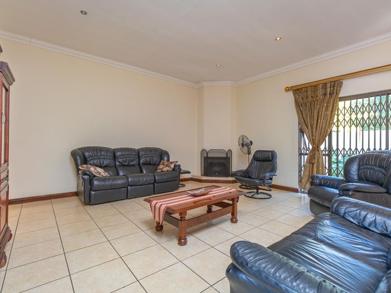 4 Bedroom House in Secure Estate - Photo 10