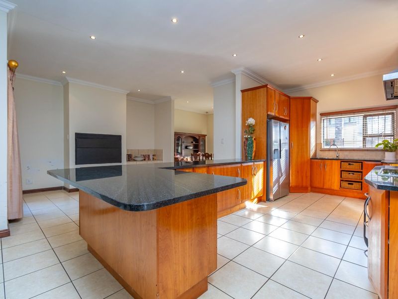 4 Bedroom House in Secure Estate - Photo 5