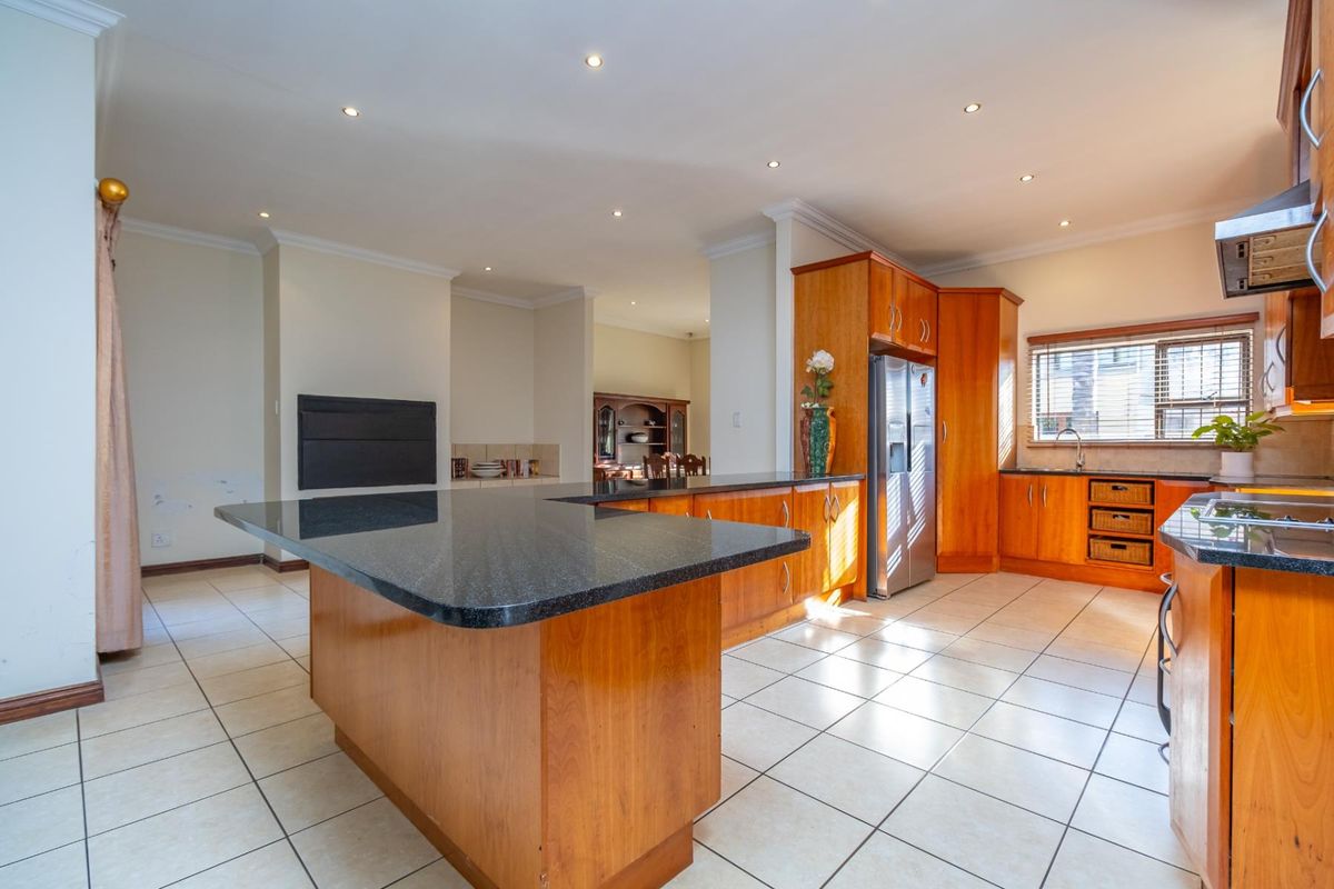 4 Bedroom House in Secure Estate - Photo 5