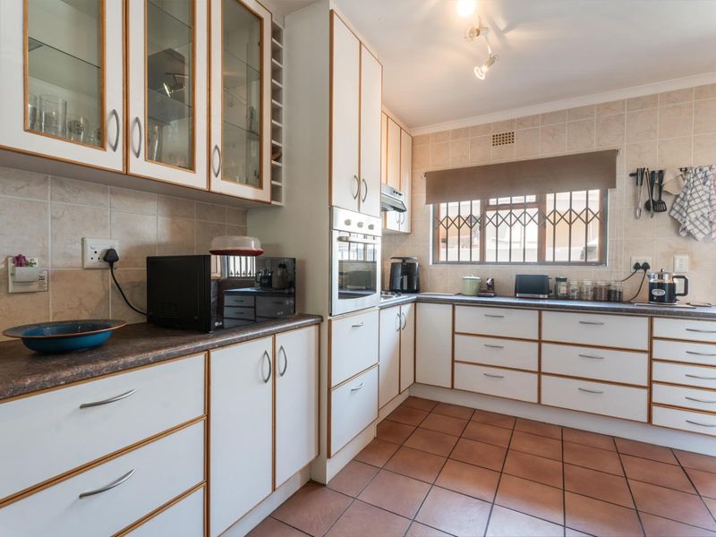 3-Bedroom Family Home for Sale in De Oude Wingerd - Paarl - Photo 10