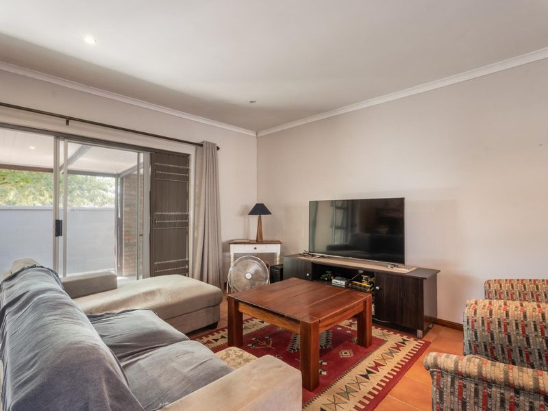 3-Bedroom Family Home for Sale in De Oude Wingerd - Paarl - Photo 5