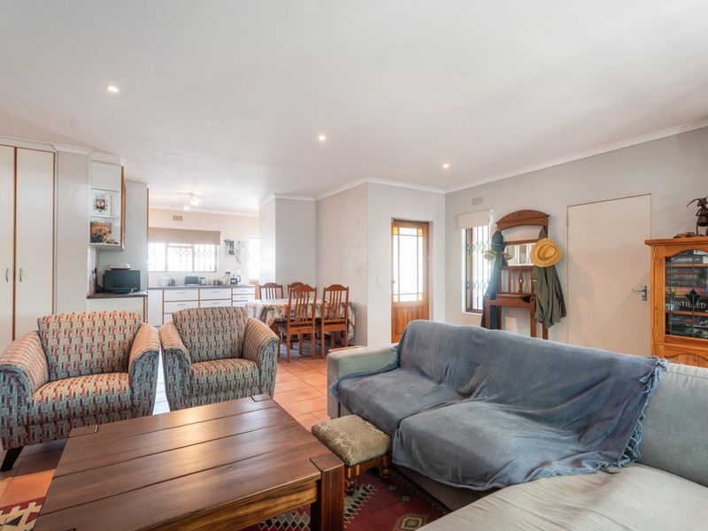 3-Bedroom Family Home for Sale in De Oude Wingerd - Paarl - Photo 7