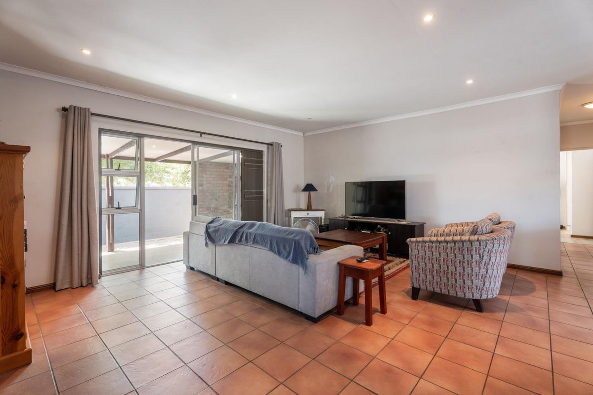 3-Bedroom Family Home for Sale in De Oude Wingerd - Paarl - Photo 4