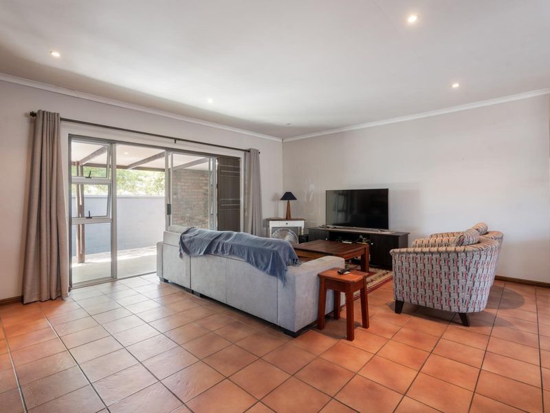 3-Bedroom Family Home for Sale in De Oude Wingerd - Paarl - Photo 4