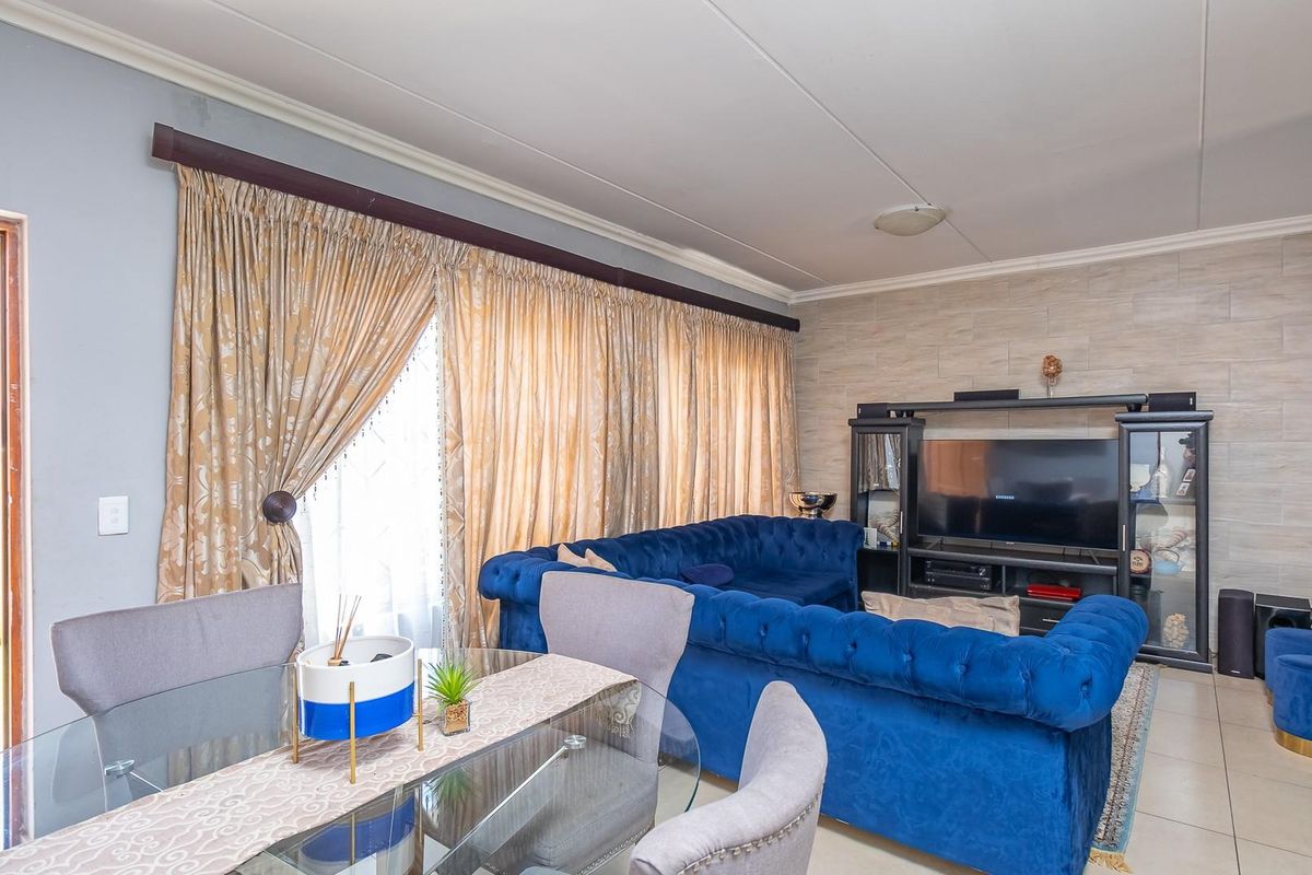 Double-Storey Townhouse with Private Garden in Montana, Pretoria - Photo 2