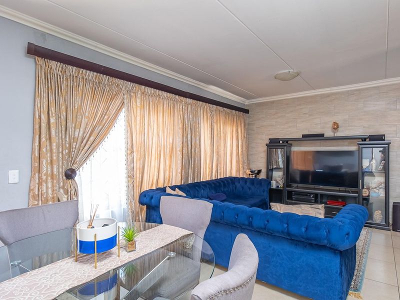 Double-Storey Townhouse with Private Garden in Montana, Pretoria - Photo 2