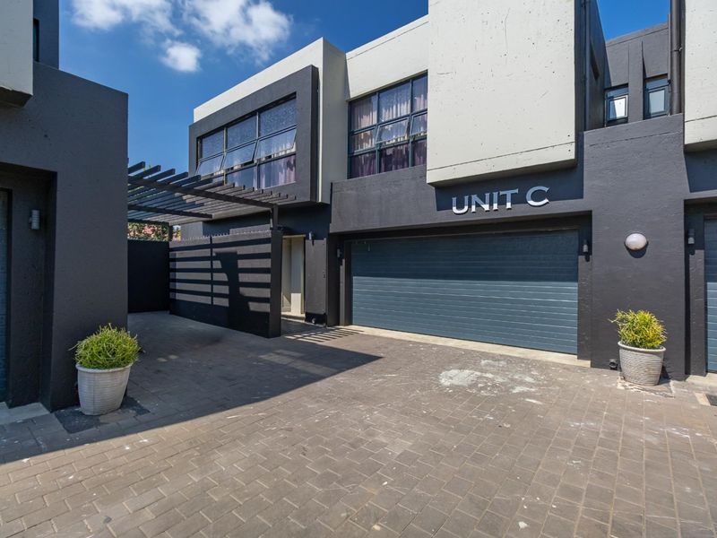 3 Bedrooms, 3.5 Bathrooms, 2 Garages, the Perfect cluster home. - Photo 6