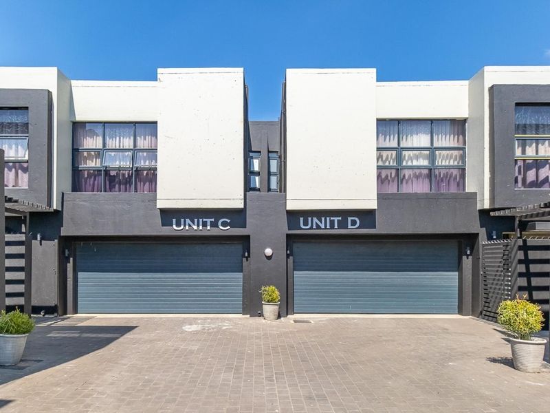 3 Bedrooms, 3.5 Bathrooms, 2 Garages, the Perfect cluster home. - Photo 1