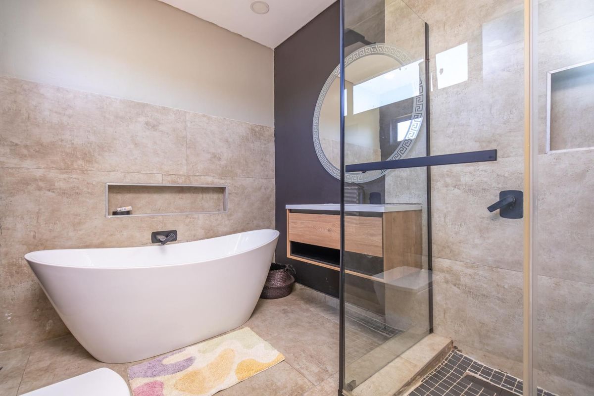 3 Bedrooms, 3.5 Bathrooms, 2 Garages, the Perfect cluster home. - Photo 4