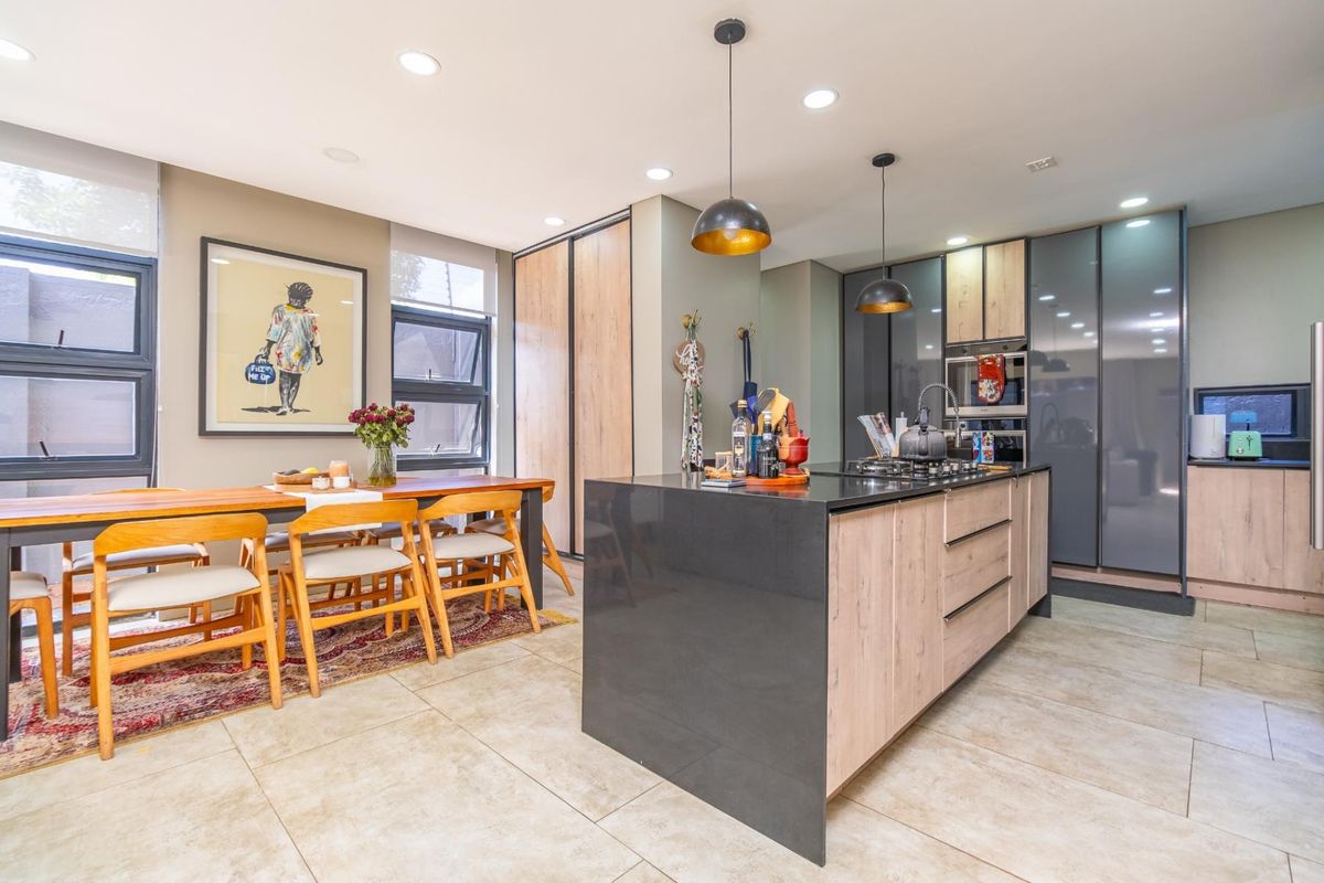 3 Bedrooms, 3.5 Bathrooms, 2 Garages, the Perfect cluster home. - Photo 3