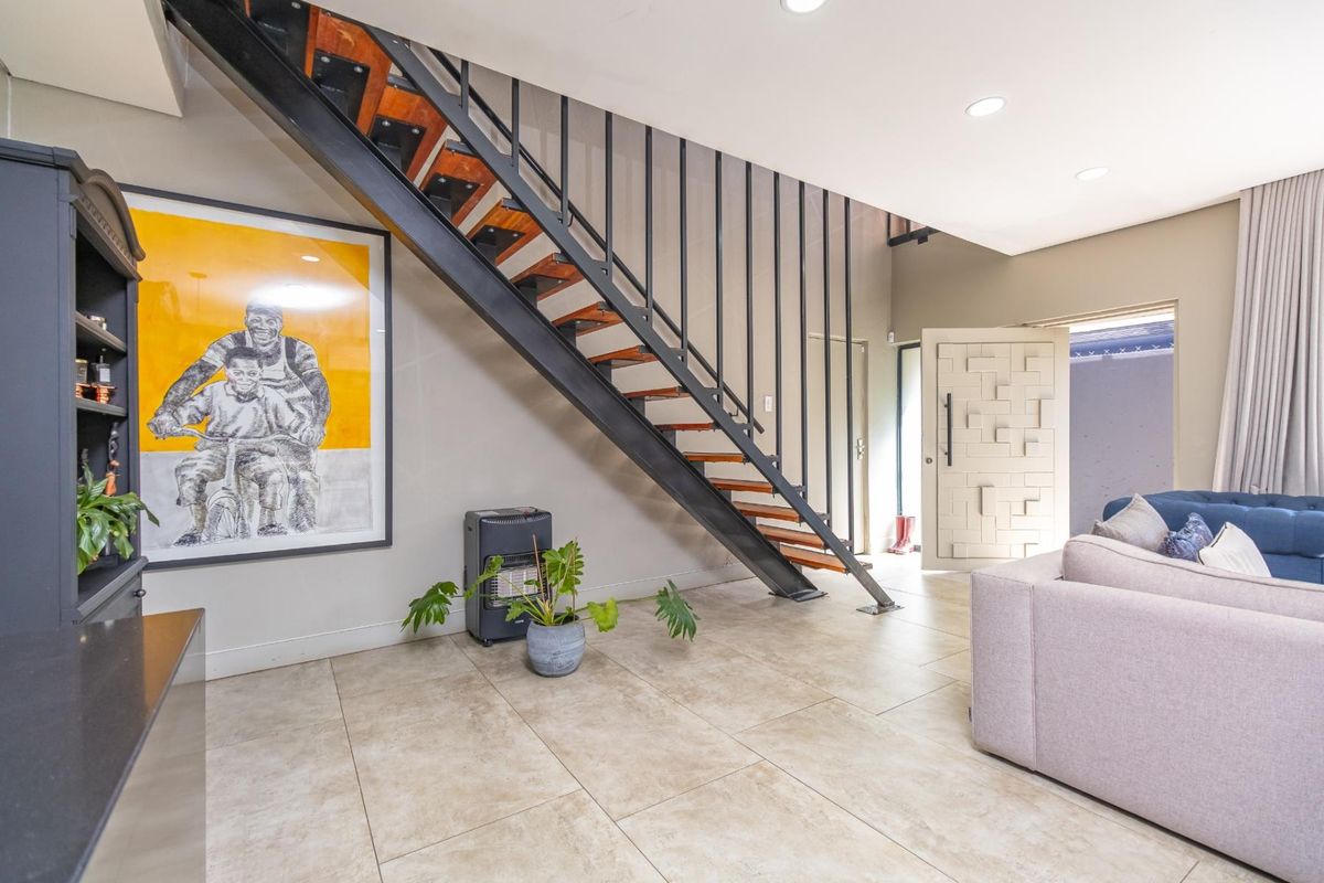 3 Bedrooms, 3.5 Bathrooms, 2 Garages, the Perfect cluster home. - Photo 2