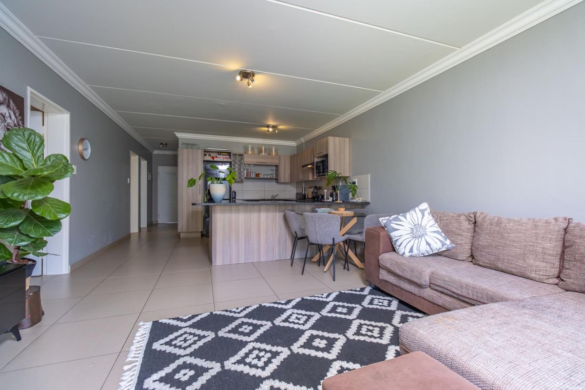 Three-Bedroom Garden Retreat - Photo 4