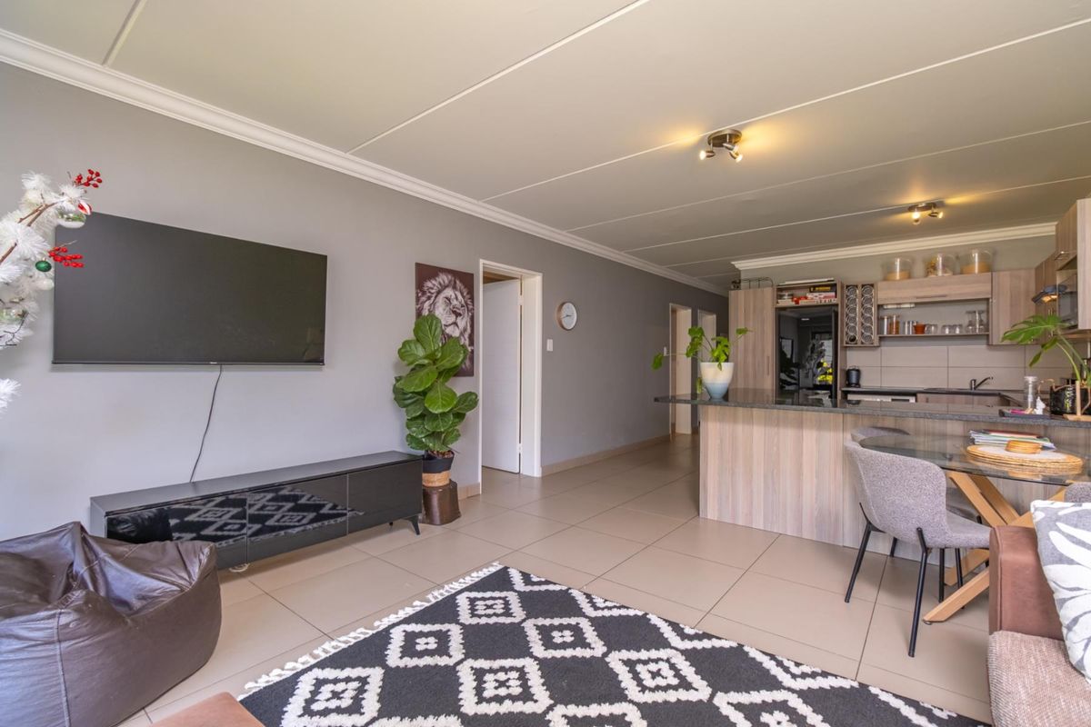 Three-Bedroom Garden Retreat - Photo 5