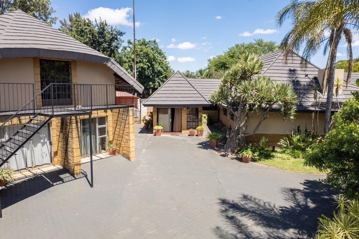 Exceptional Multi-Use Property with Main Home, Flatlets and Pool - Photo 4