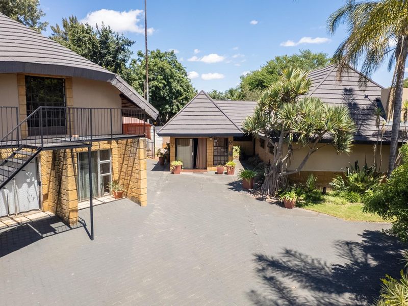 Exceptional Multi-Use Property with Main Home, Flatlets and Pool - Photo 4