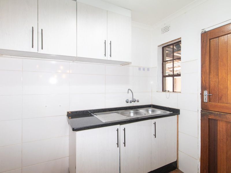 Exceptional Multi-Use Property with Main Home, Flatlets and Pool - Photo 7